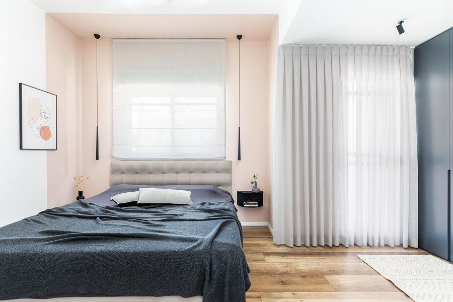 חדר שינה מודרני קיר גב מיטה צבוע בגוון אפרסק 